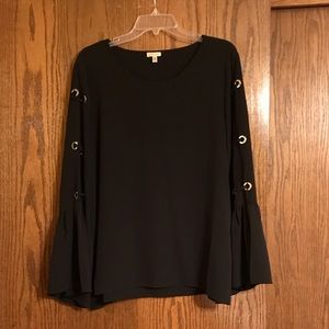 Black sleeved blouse ⚫️